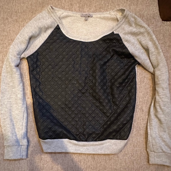Gray and Black faux leather on front Quilted pattern Women's lightweight top XS - Picture 3 of 6